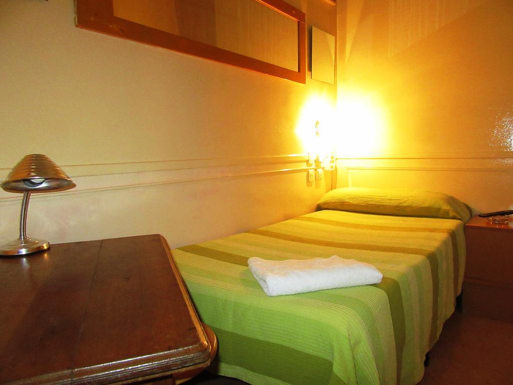 Hostal La Fontana Madryt Zewnętrze zdjęcie